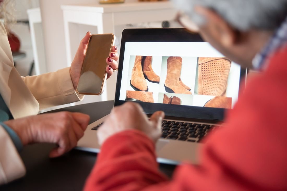 Loja virtual de calçados sendo acessada em um notebook e um celular